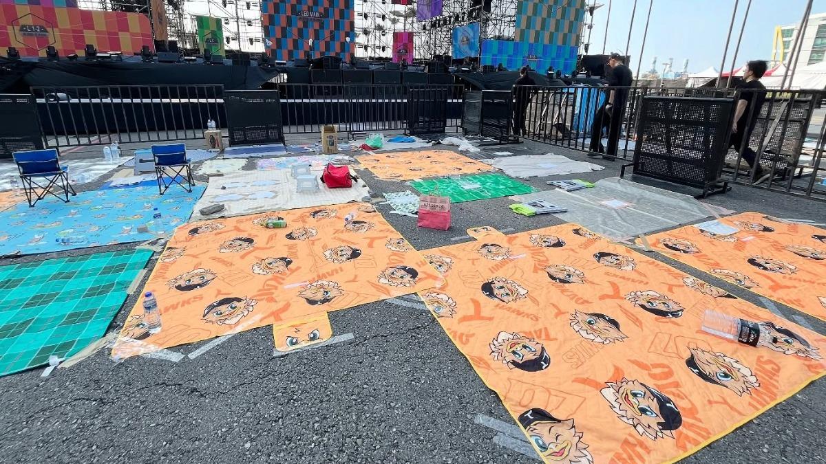 高雄跨年演唱會搖滾區「鋪滿野餐墊」 占位留紙條:亂動就報警