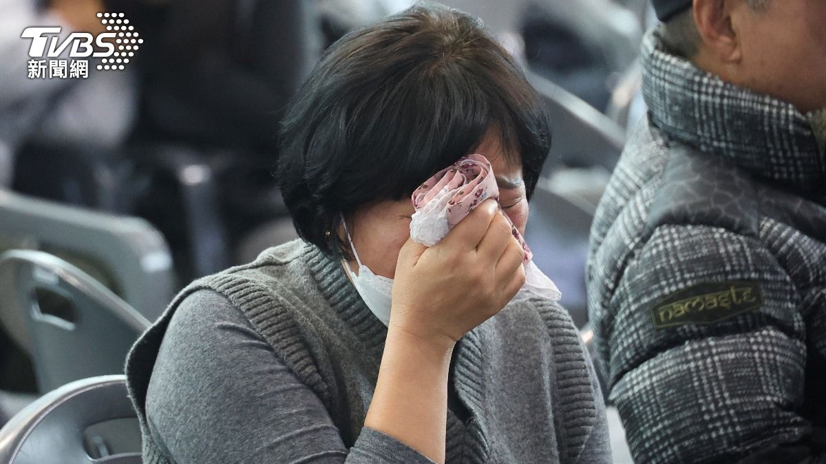 濟州航空墜機現場瀰漫血腥味 老母親一眼認出女兒遺體哭了:我想陪她
