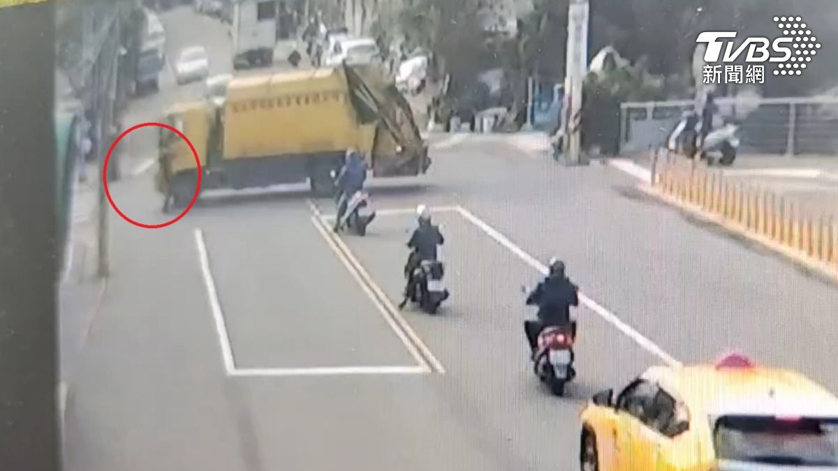 桃園垃圾車疑忘拉手煞車往後衝 司機一路急追驚險畫面曝