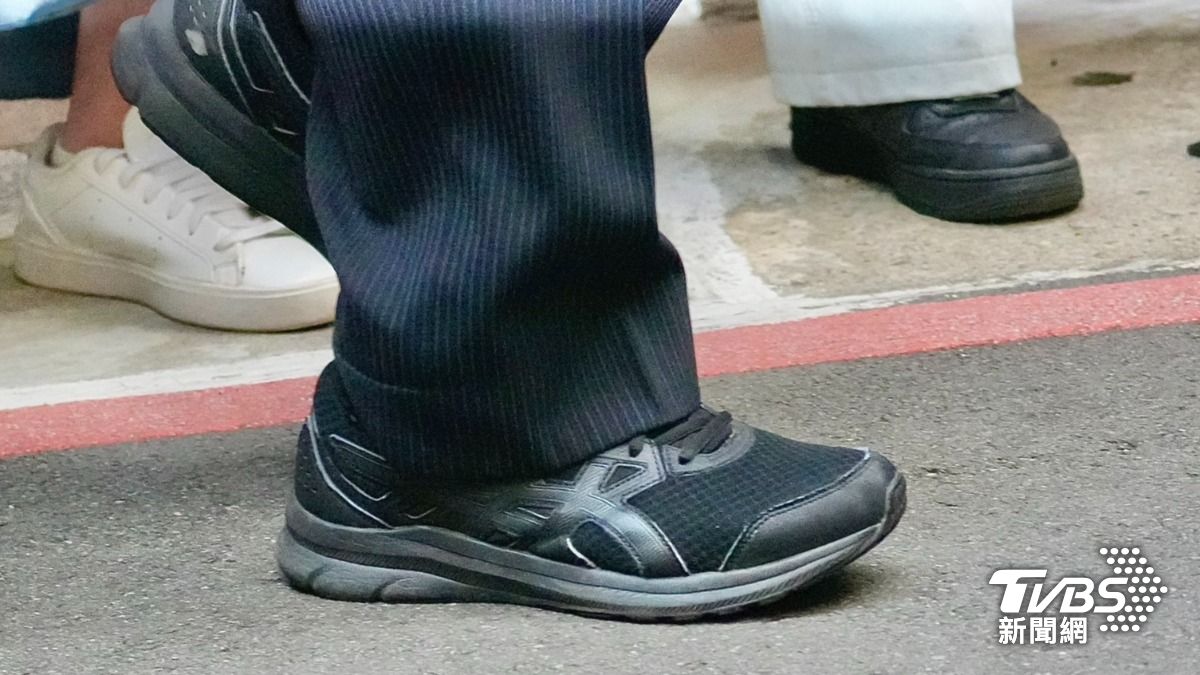 柯文哲今天穿著的褲子寬度恰好能遮住電子腳鐐。(圖/區國強攝)