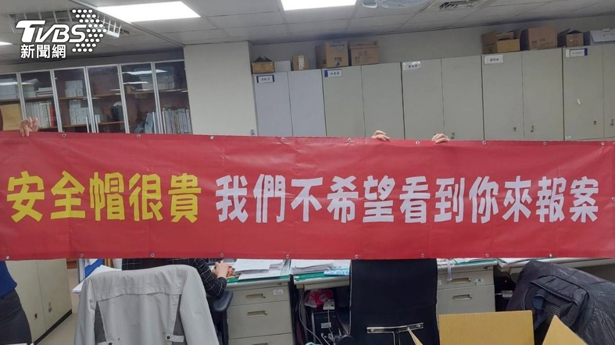 警方掛起警示標語，來讓民眾注意安全帽放置位置。（圖／TVBS）