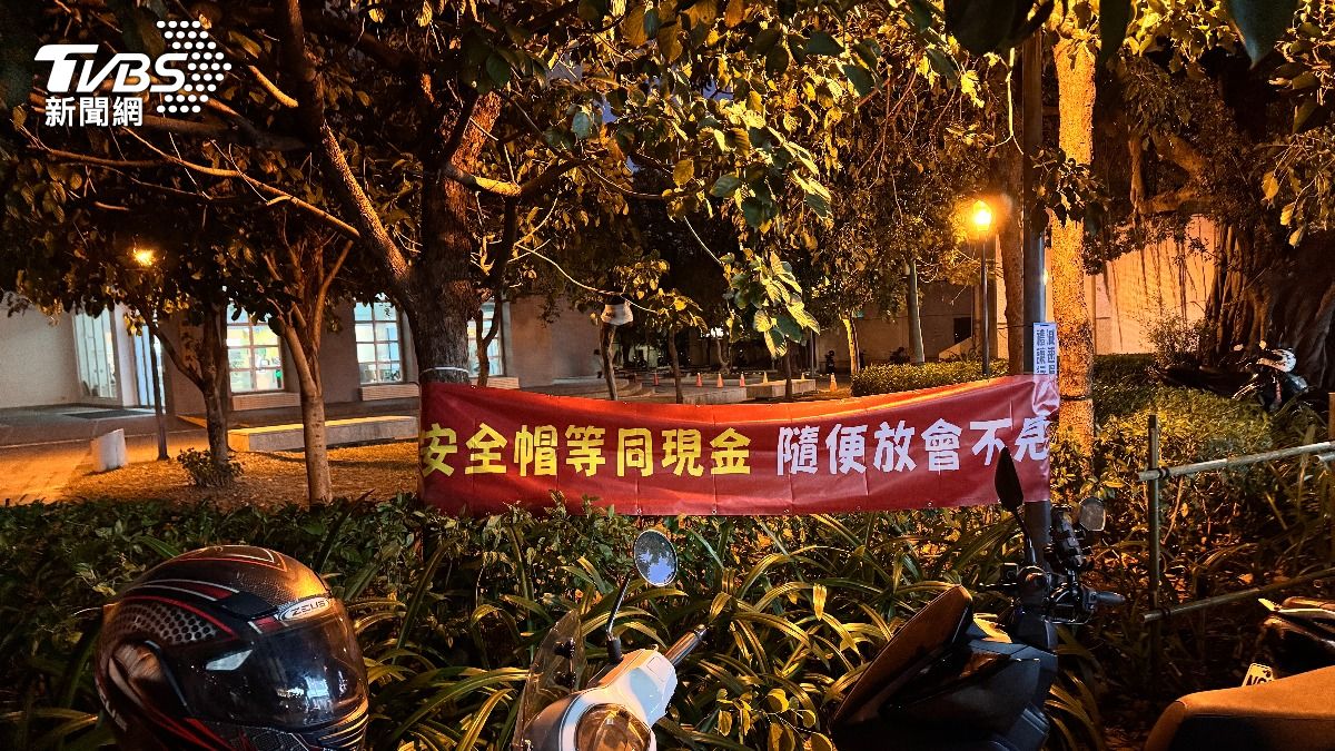 警方掛起警示標語，來讓民眾注意安全帽放置位置。（圖／TVBS）