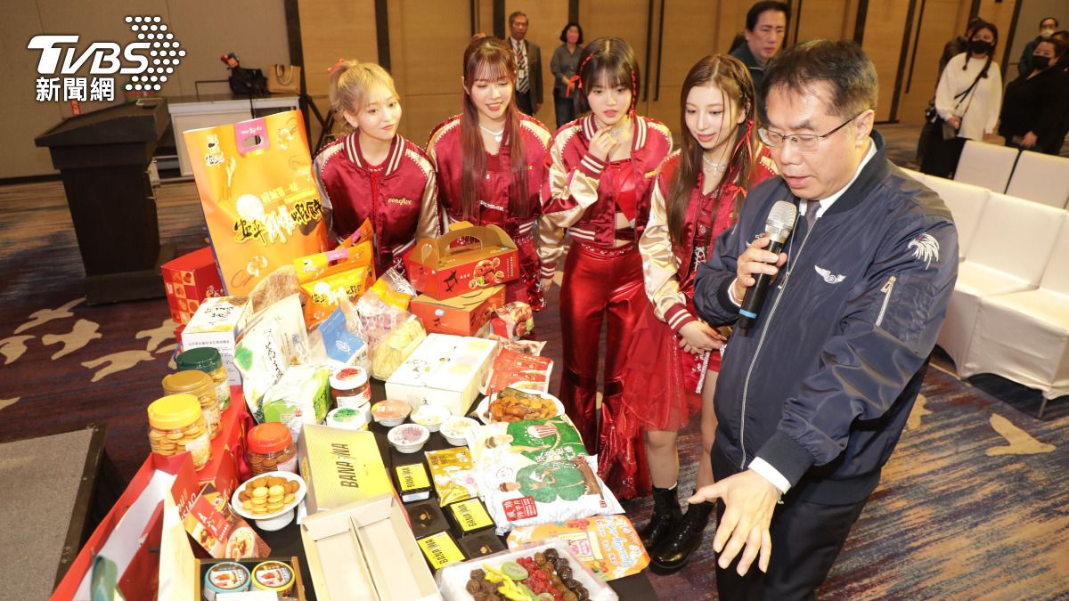市長黃偉哲向日本新生代女團「@onefive」介紹台南的美食。(圖／TVBS)