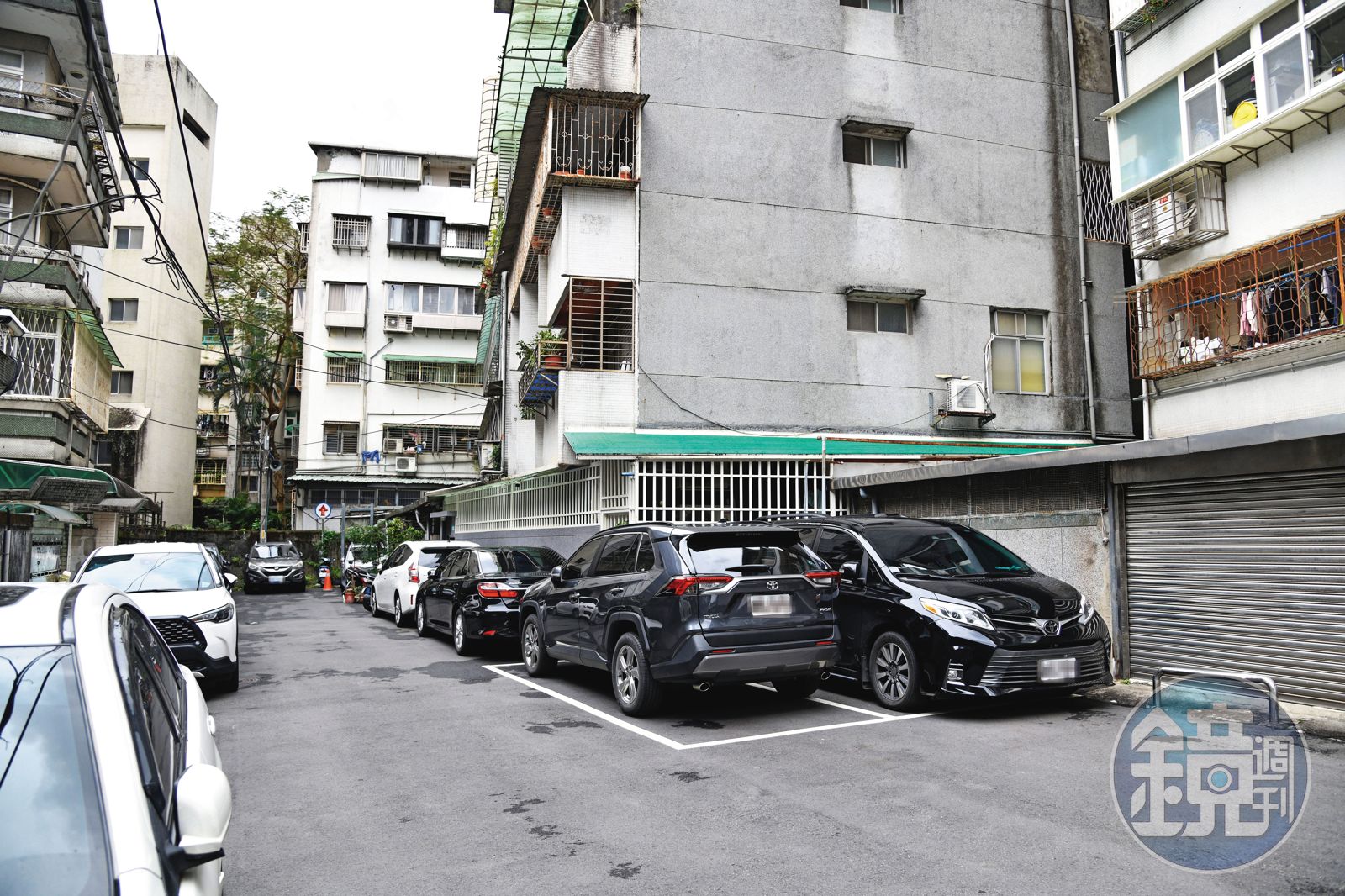【關中鴨霸惡鄰1】囂張擋道反嗆人 關中司機狠踹2老翁畫面曝光