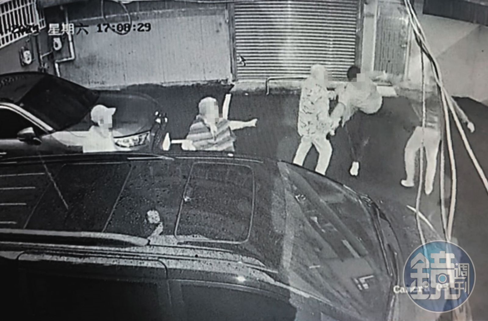 關中司機因停車問題與社區住戶起口角,最後雙方竟爆發全武行。(圖/鏡週刊,讀者提供)