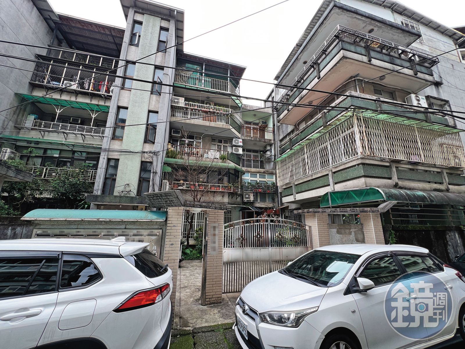 關中夫妻住在位於新店的公寓社區，可供車輛進出的巷弄相當狹窄。（圖／鏡週刊）