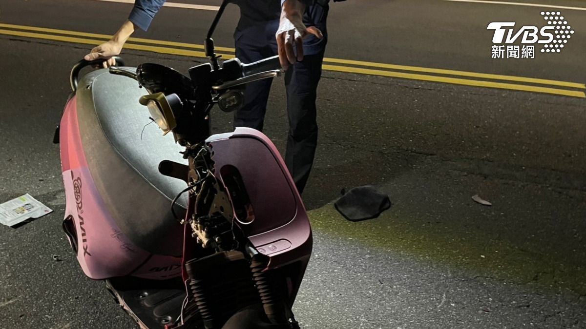 快訊/新北女騎士清晨猛撞路邊貨車 「車頭削一半」傷重不治