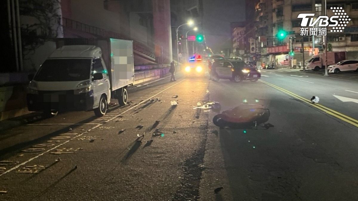 謝女騎著電動機車撞擊路邊停車格停放的小貨車。（圖／TVBS）