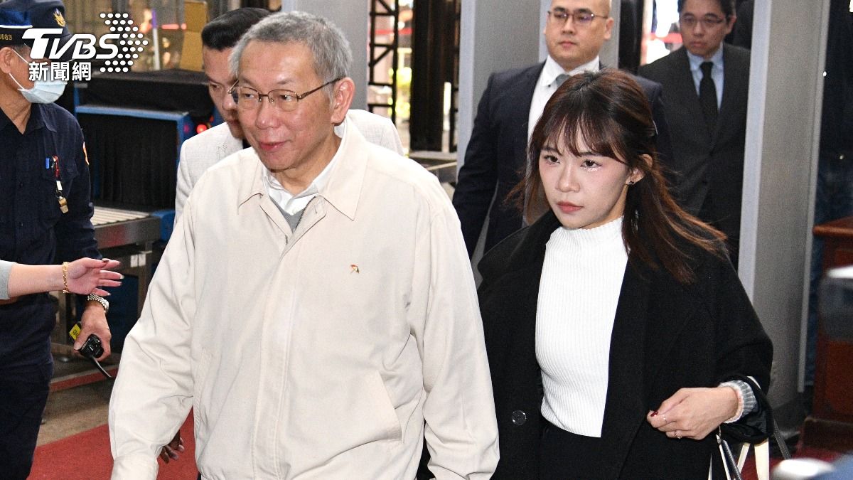 柯文哲旁「長髮美女」貼身！驚人身分曝　來頭竟不小