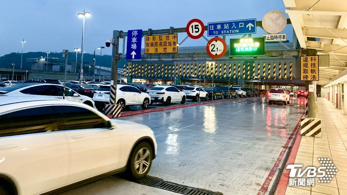 高鐵左營站科技執法以取締紅、黃線違停車為主，臨停以3分鐘為限。（圖／TVBS）