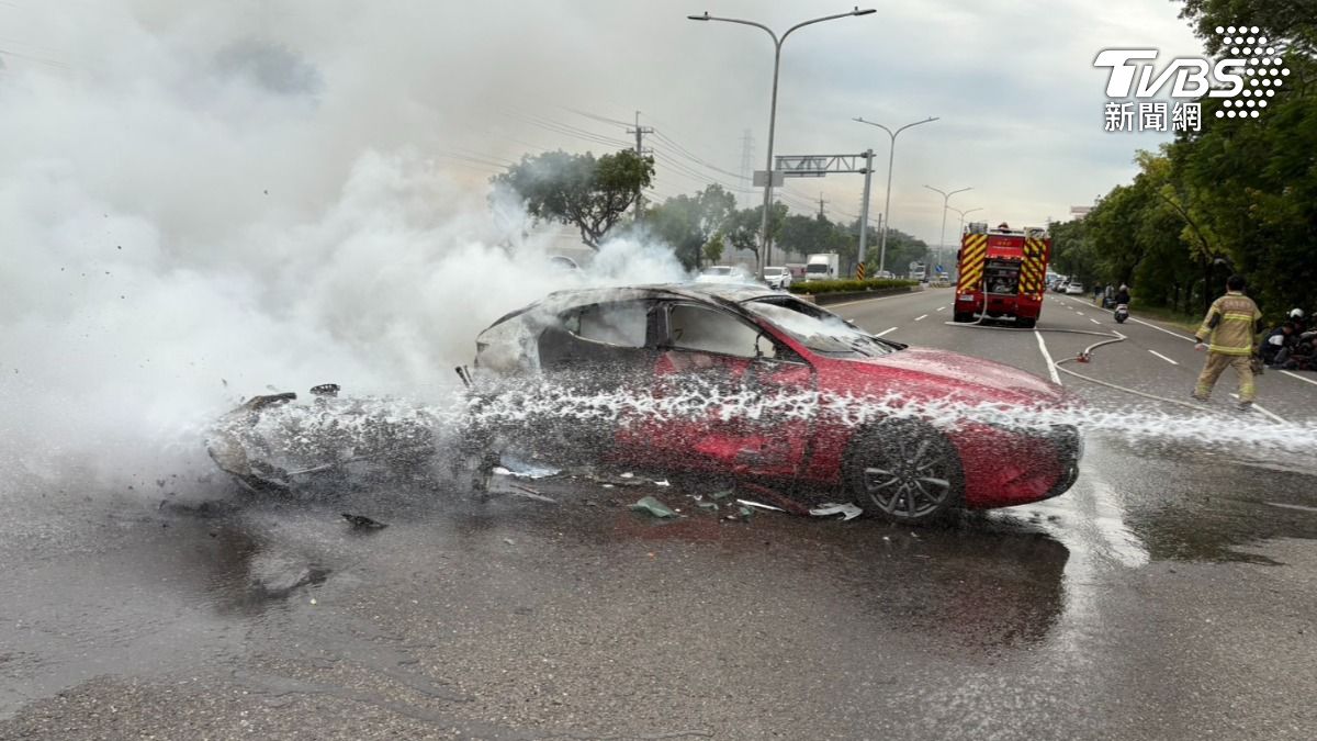 汽機車對撞後原地起火燃燒。（圖／民眾提供）
