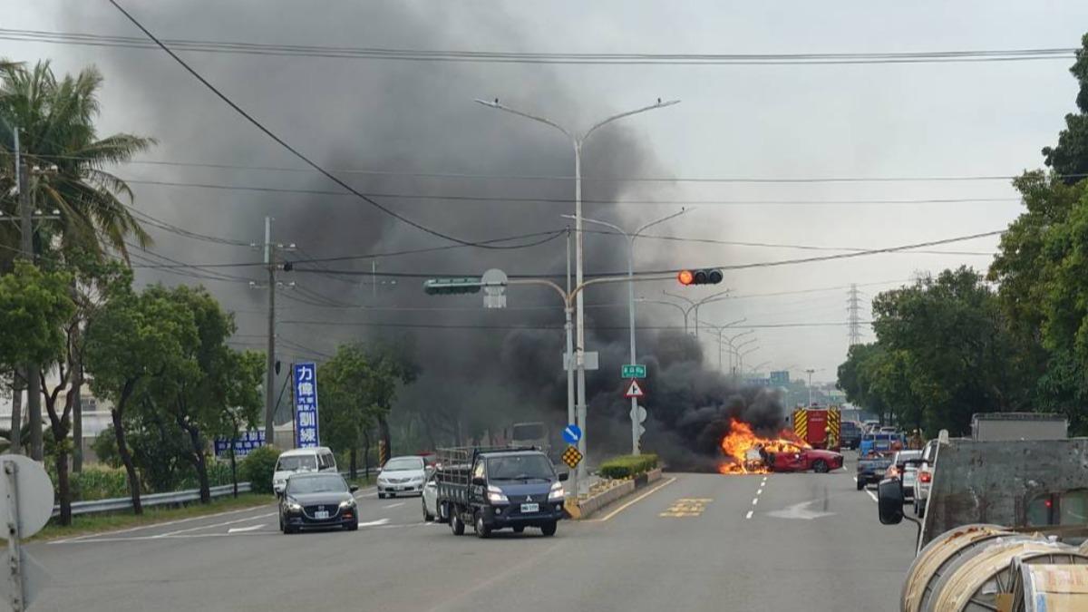 快訊/台南汽機車碰撞「火燒車」 烈焰狂竄1人緊急送醫
