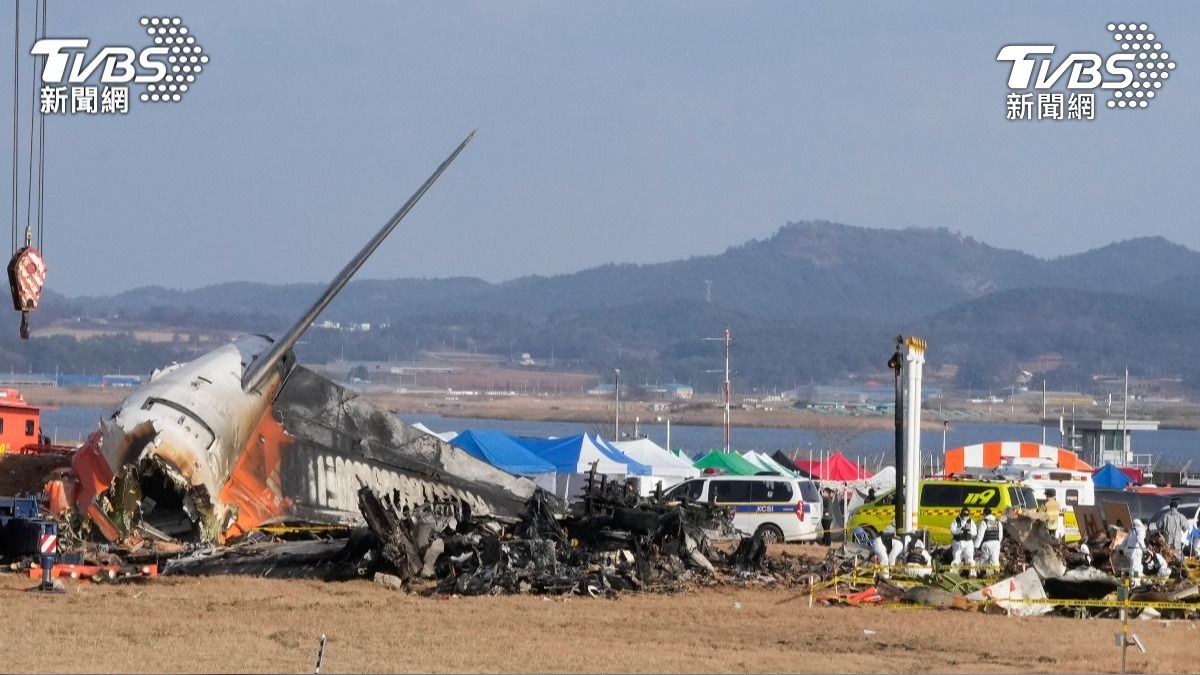 濟州航空空難導致179人死亡、僅2名空服員倖存的悲劇。(圖/達志影像美聯社)