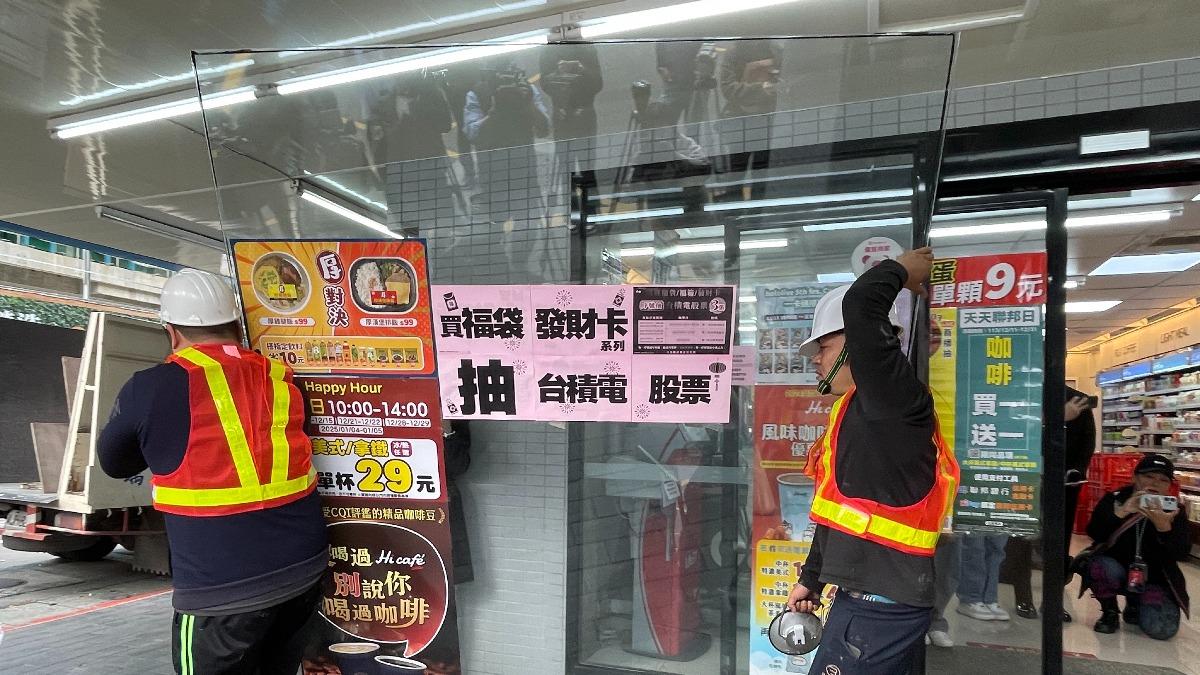 萊爾富在台北市政府周邊兩家門市，跨年當天拆除大門。（圖／萊爾富提供）