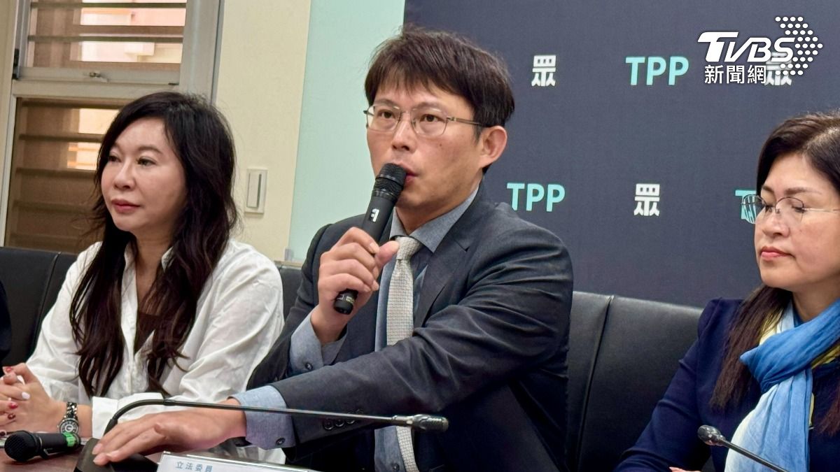 見謝長廷評柯案「收賄證據薄弱」被罵翻 黃國昌親送4字聲援