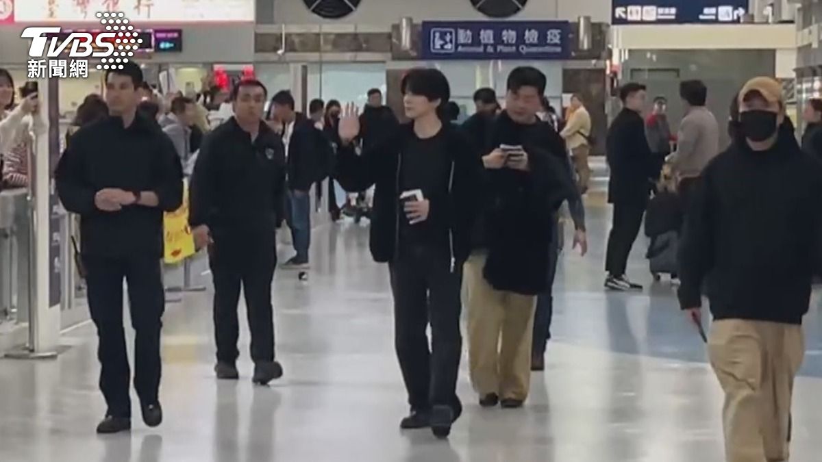 直擊/李俊昊暖爆了!漫步在小港機場 沿路與粉絲對視+狂丟愛心