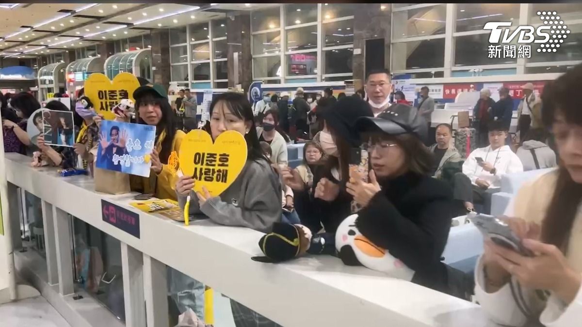 雖然時間已晚,仍有超過200名粉絲到場接機。(圖/TVBS)