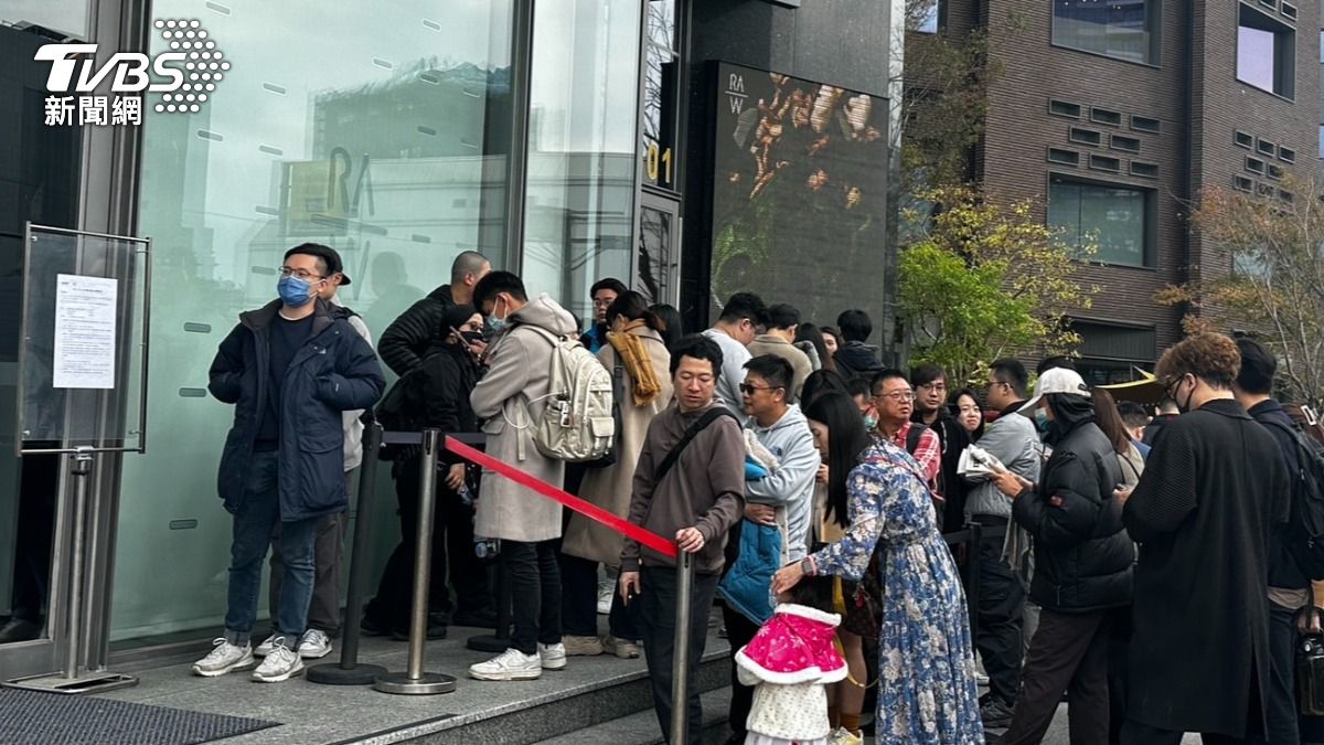 粉絲在門口排隊。（圖／陳昫蓁攝）