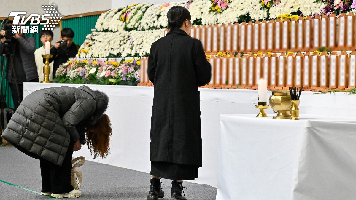 不少人在獻花時痛哭失聲。（圖／達志影像Newscom）