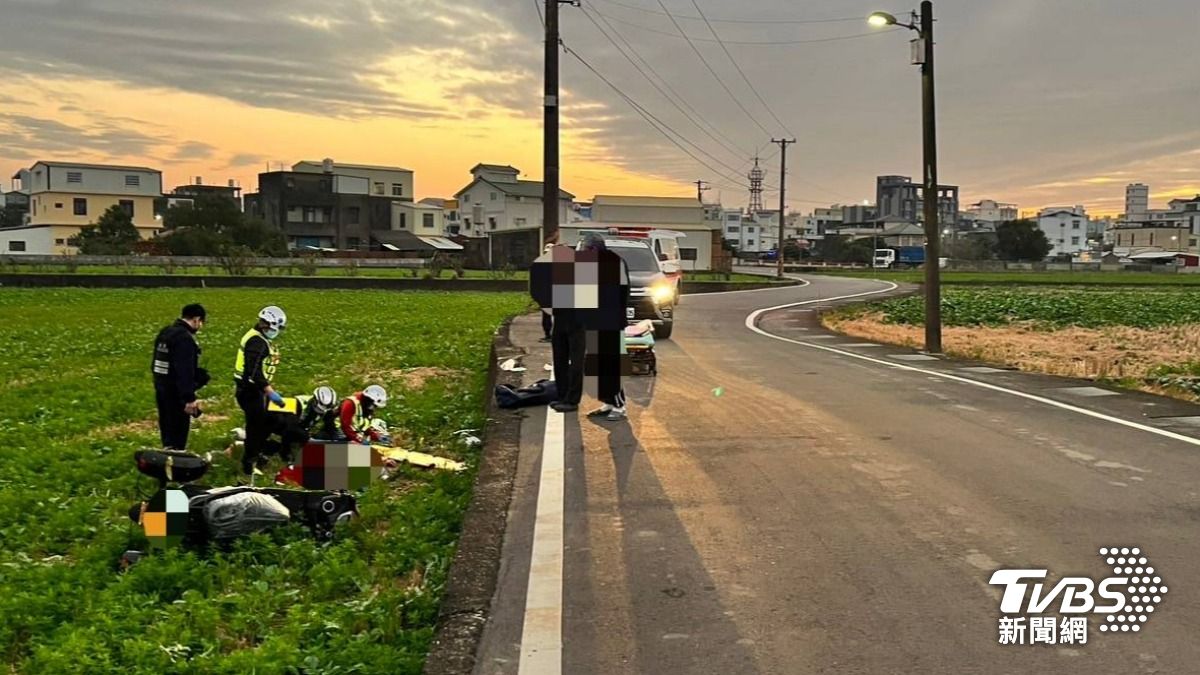 陳姓老翁行經嘉盛里一處產業道路不慎自摔農田。(圖/TVBS)