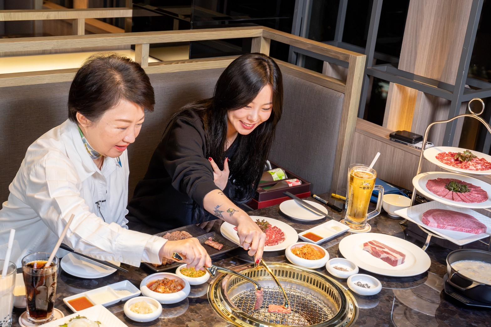 輝人昨天跟盧秀燕(左)一起吃燒肉。(圖/三立提供)
