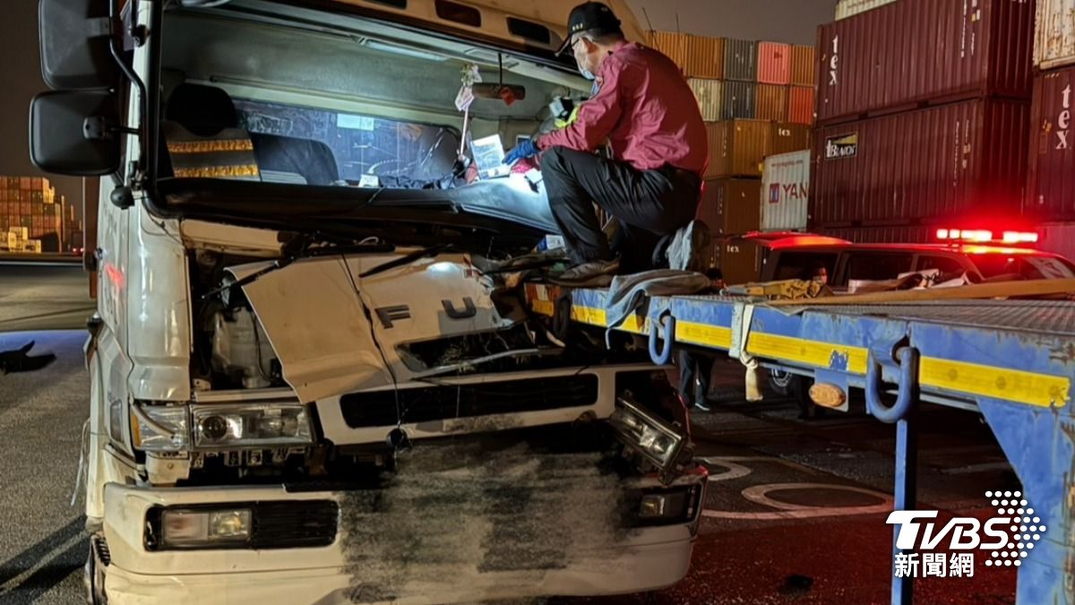 高雄港聯結車撞空板台「金屬直插駕駛座」 他慘困一小時救出