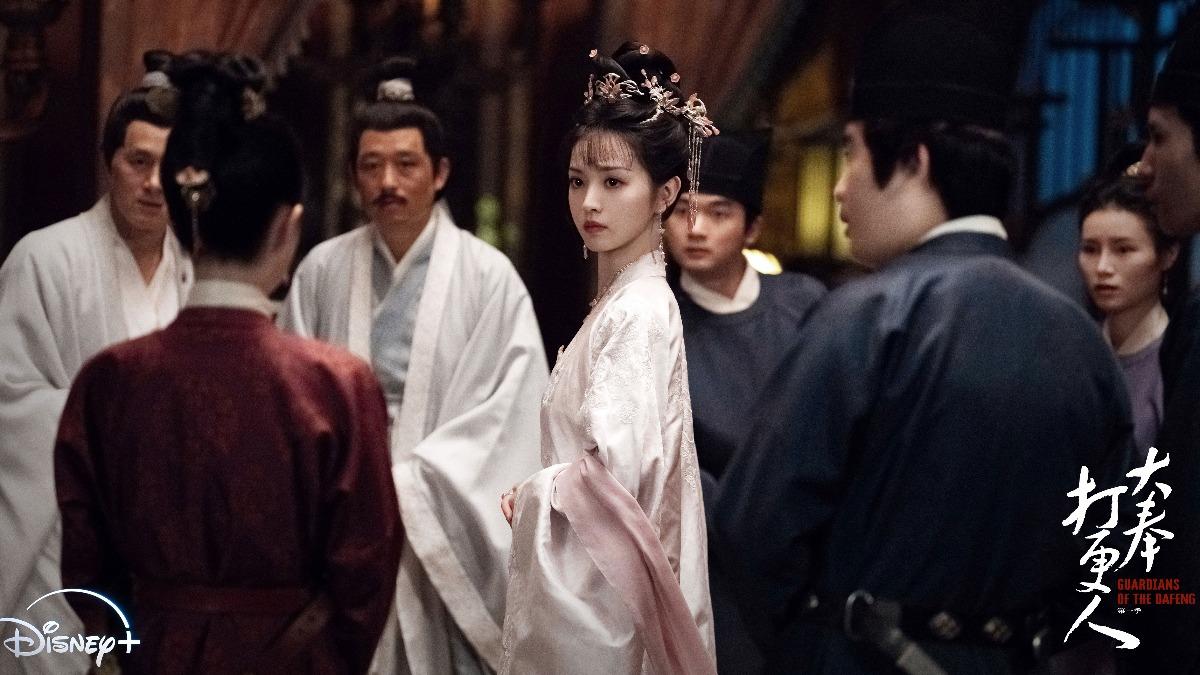 田曦薇在《大奉打更人》與王鶴棣組CP。(圖/Disney+提供)