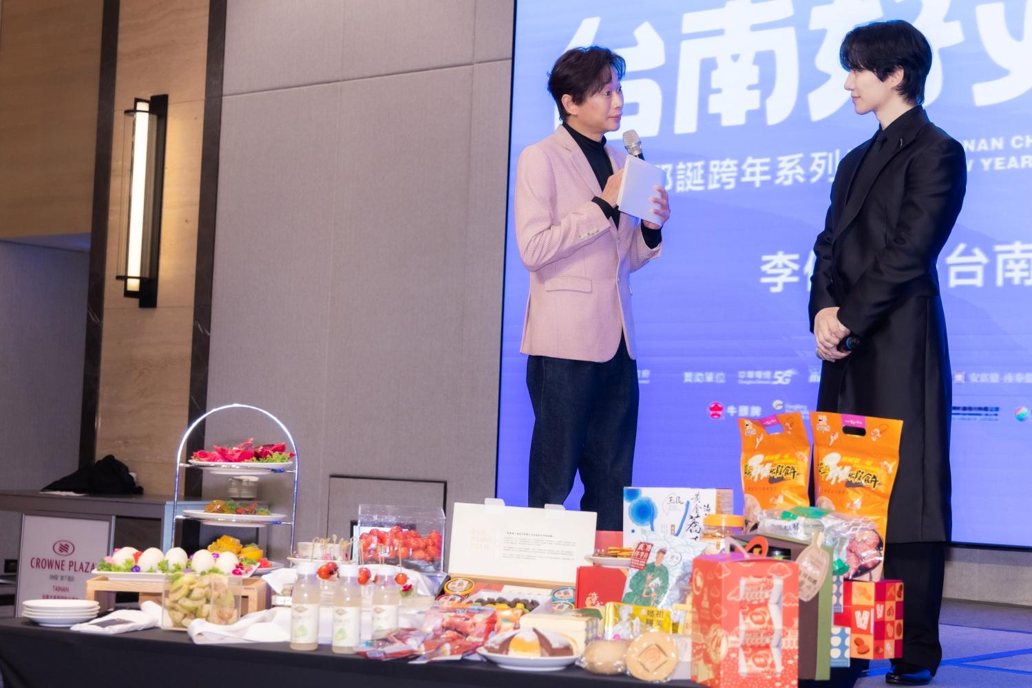 主持人向李俊昊介紹台南特產。(圖/台南好young提供)