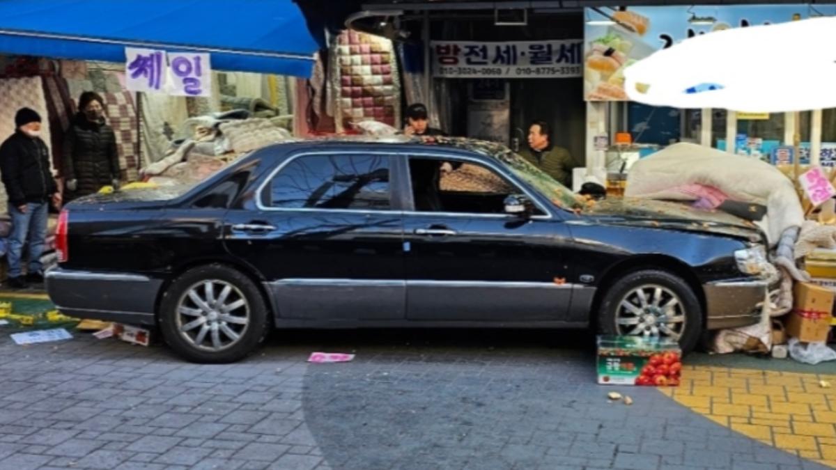 一輛車衝進首爾木洞傳統市場。（圖／翻攝自韓聯社）