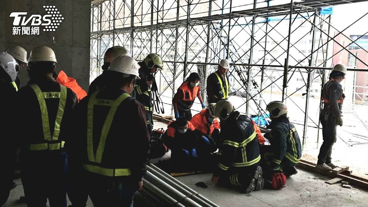 快訊／台北大學建國校區工地出意外　鷹架倒塌工人3樓墜落