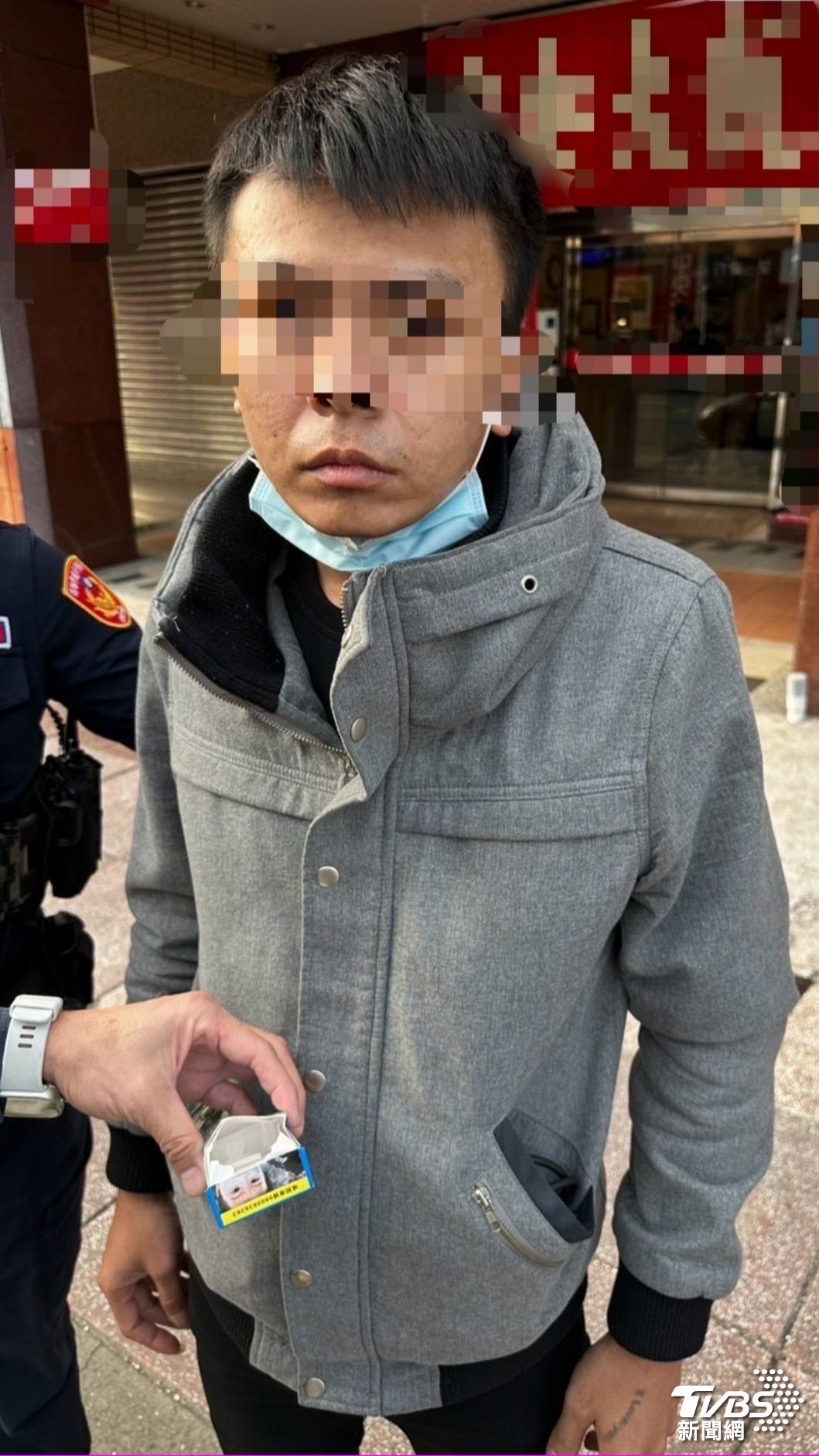 警方在外套中發現毒品。（圖／TVBS）