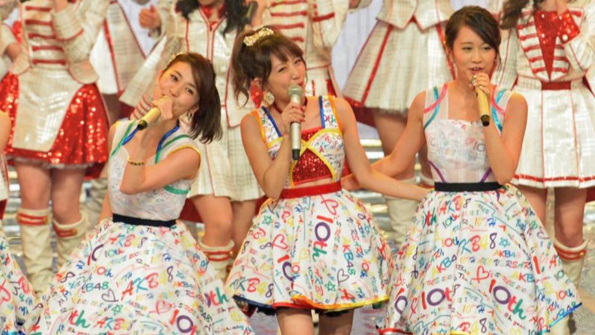 2015年（第66屆）AKB48前王牌前田敦子（右）、大島優子（左）破例登台合唱。（圖／翻攝自日刊スポーツ）