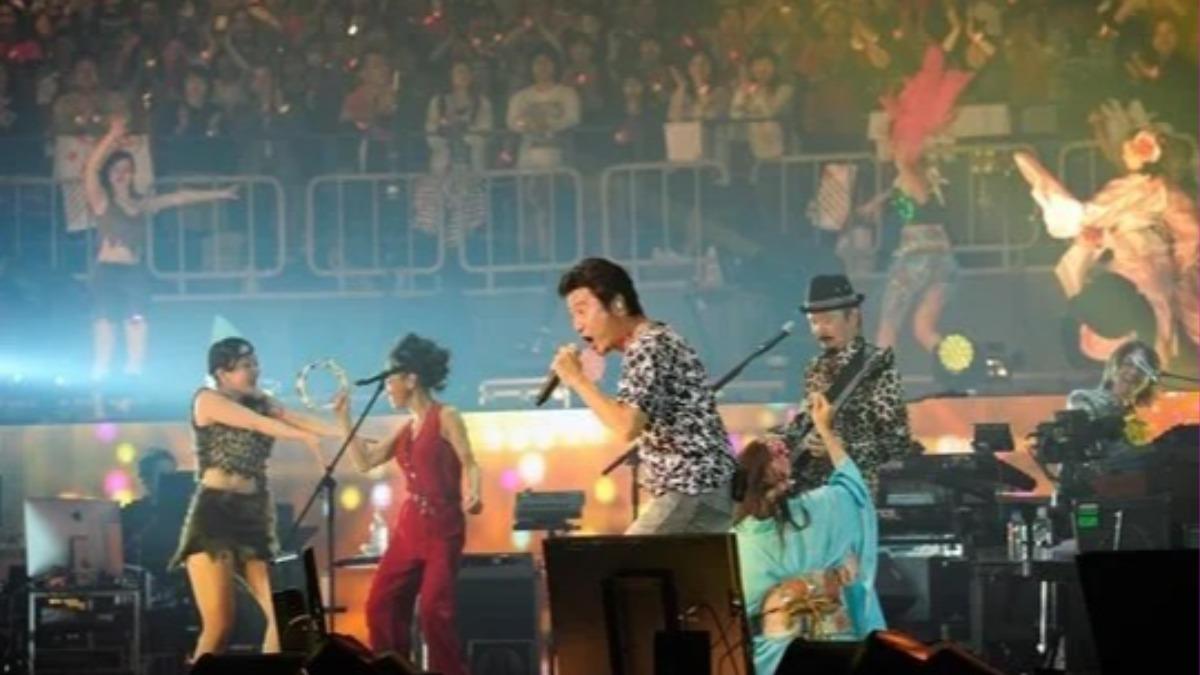 2014年（第65屆）南方之星無預警連線《紅白》熱唱兩首經典歌曲。（圖／翻攝自音楽ナタリー）