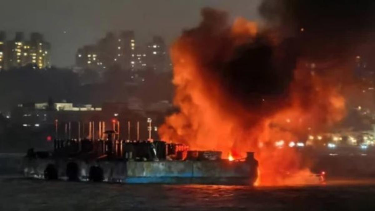 煙火船「淡水河上狂燒」!新北市民眾目擊嚇壞 烈焰濃煙畫面曝