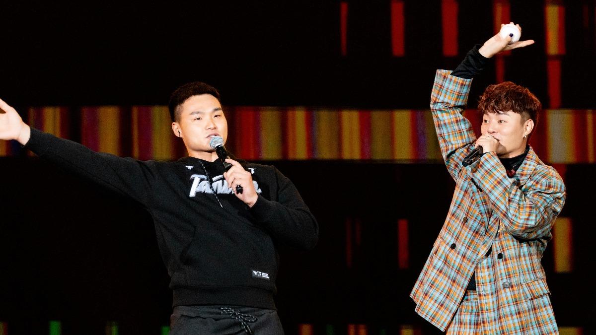 高雄跨年/許富凱連趕3場!唱一半「中華隊好手突登台」 還玩交換禮物