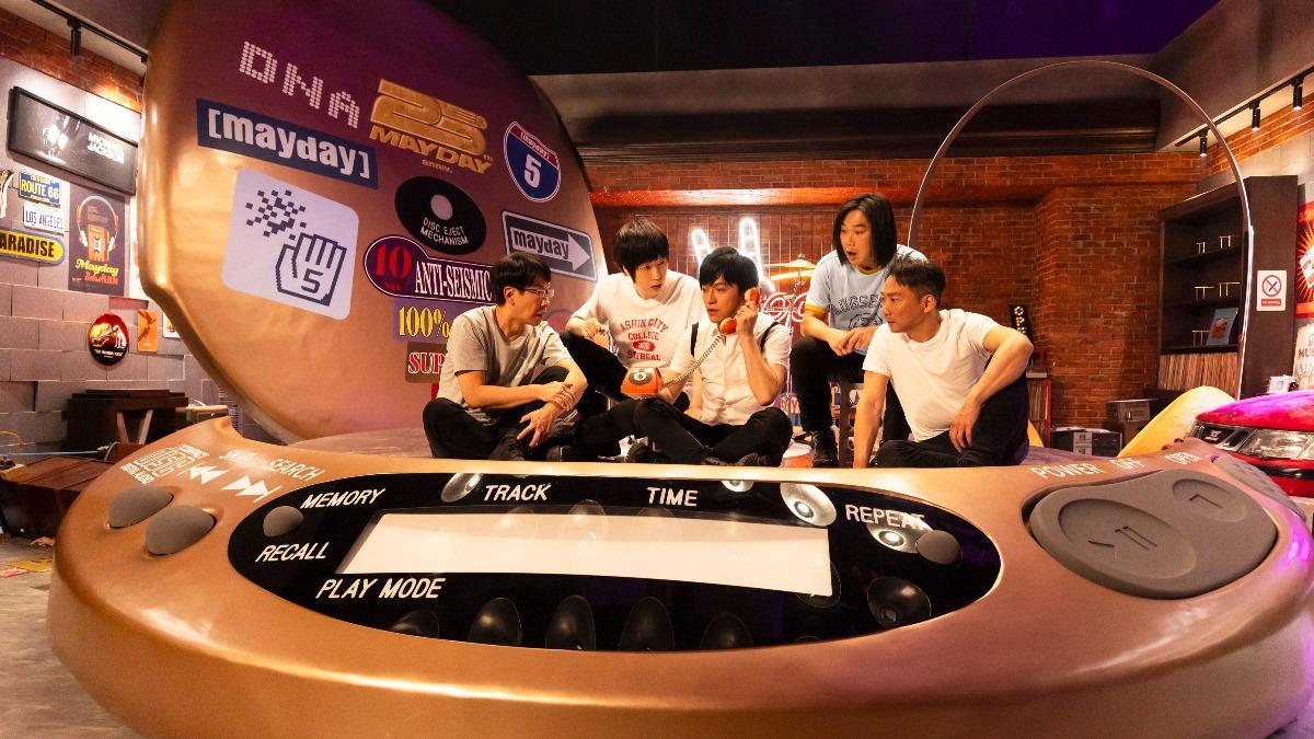 五月天線上開唱!阿信爆「出動媽媽」催淚內幕 張國煒駕新機助陣