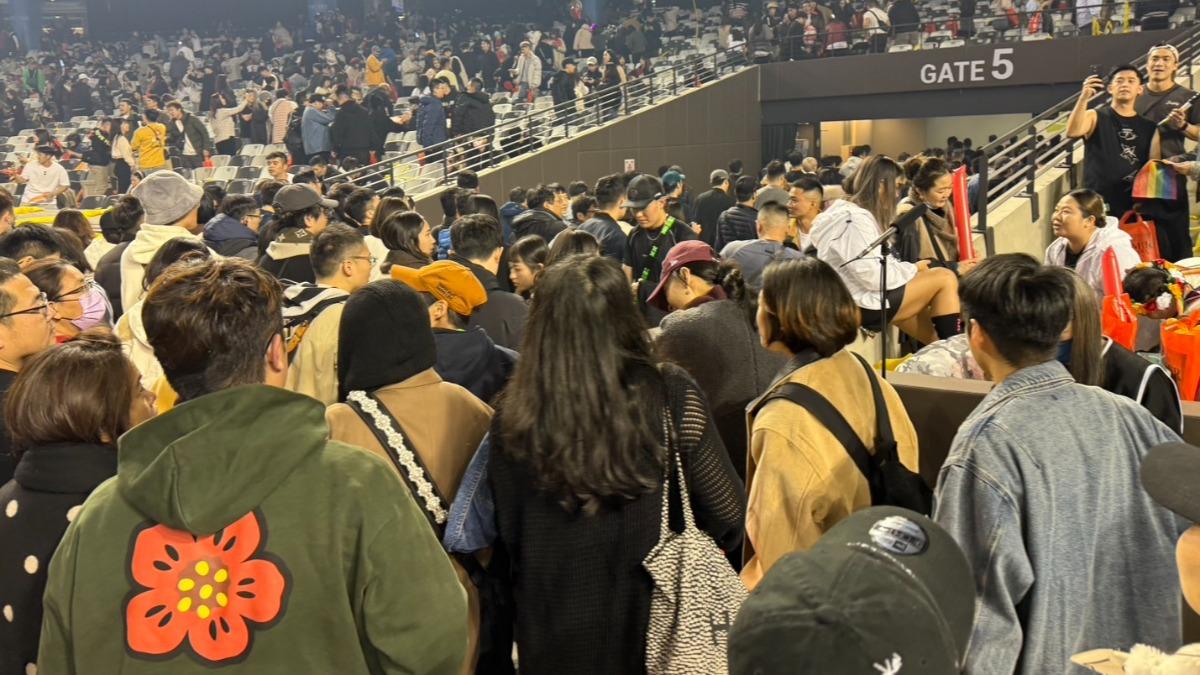 阿妹粉絲離場時相當不捨，步伐略顯緩慢。（圖／陳薈涵攝）