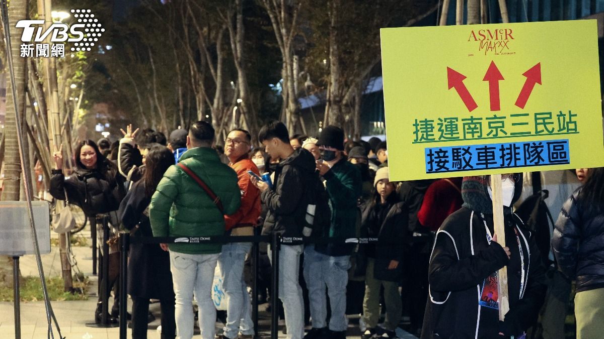 大批民眾排隊等搭接駁車前往路線。（圖／張哲鳴攝）
