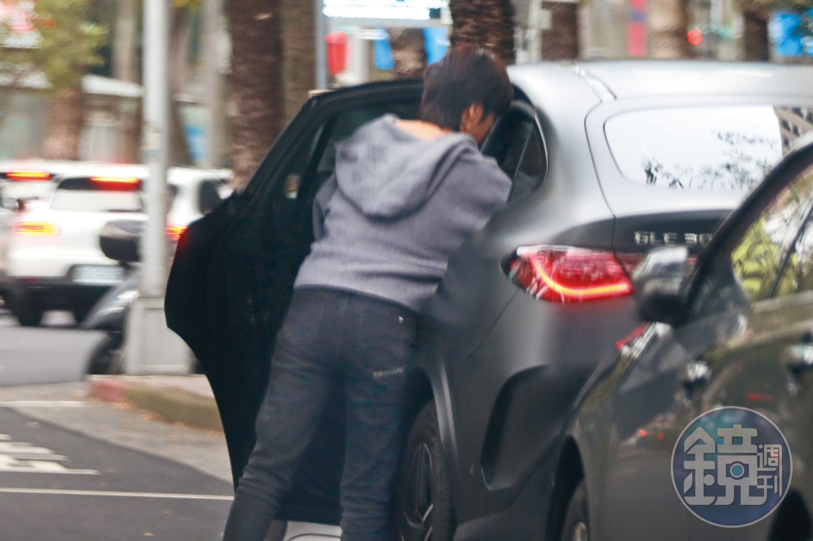 12/25 15：08，王瞳獨自駕著賓士新車出門，先在路上臨停下車取物。（圖／鏡週刊）
