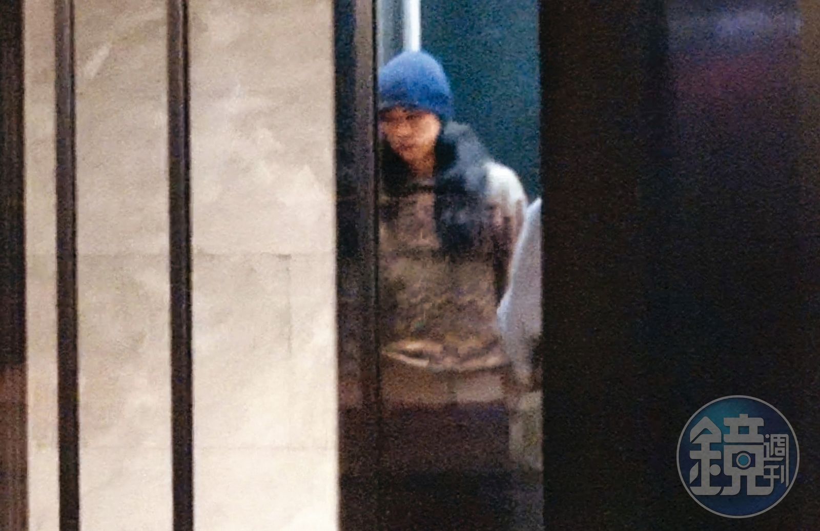 20：31，王瞳來到新北一處大廈社區，跟著已經等在樓下的長髮男搭電梯上樓。（圖／鏡週刊）