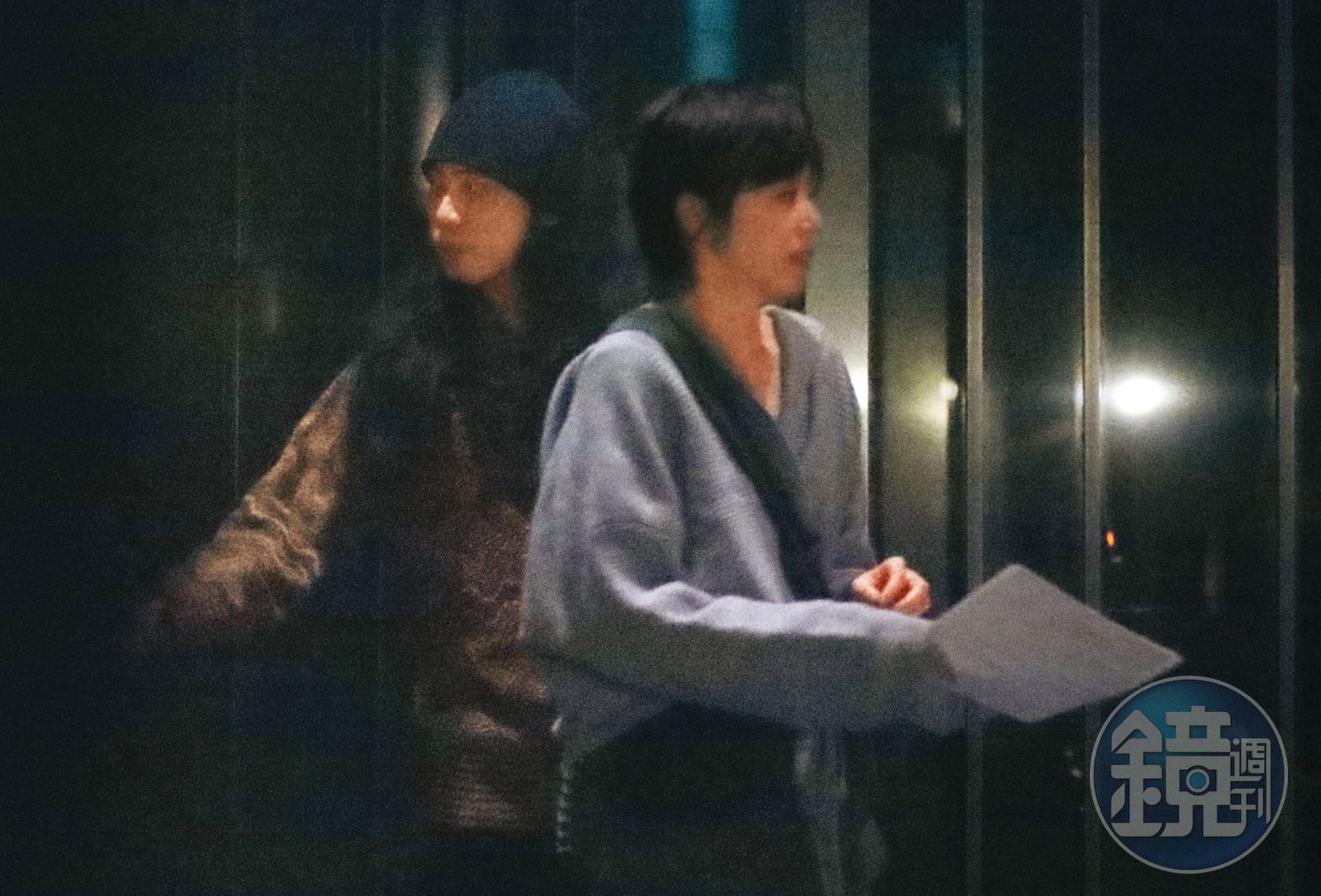 23：11，近3個小時後，王瞳與長髮男下樓、走出大門。（圖／鏡週刊）