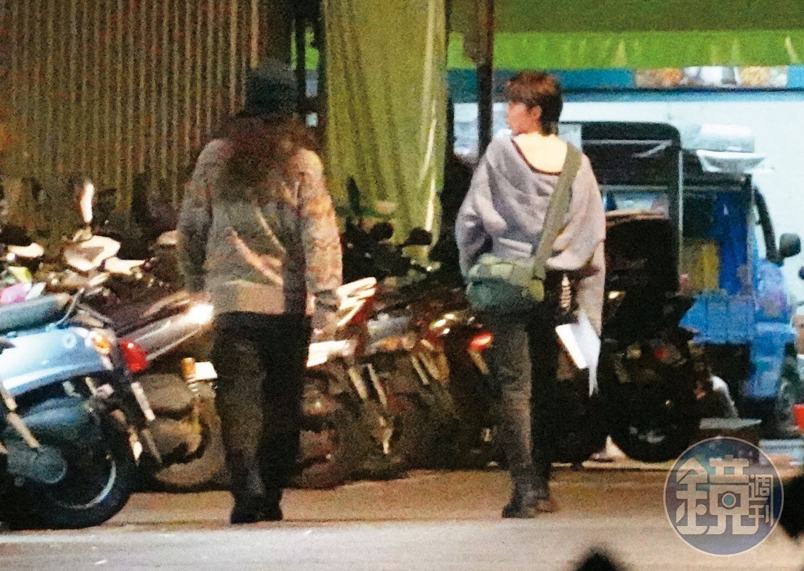 23：15，2人熟稔又自在的在巷弄中散步。（圖／鏡週刊）