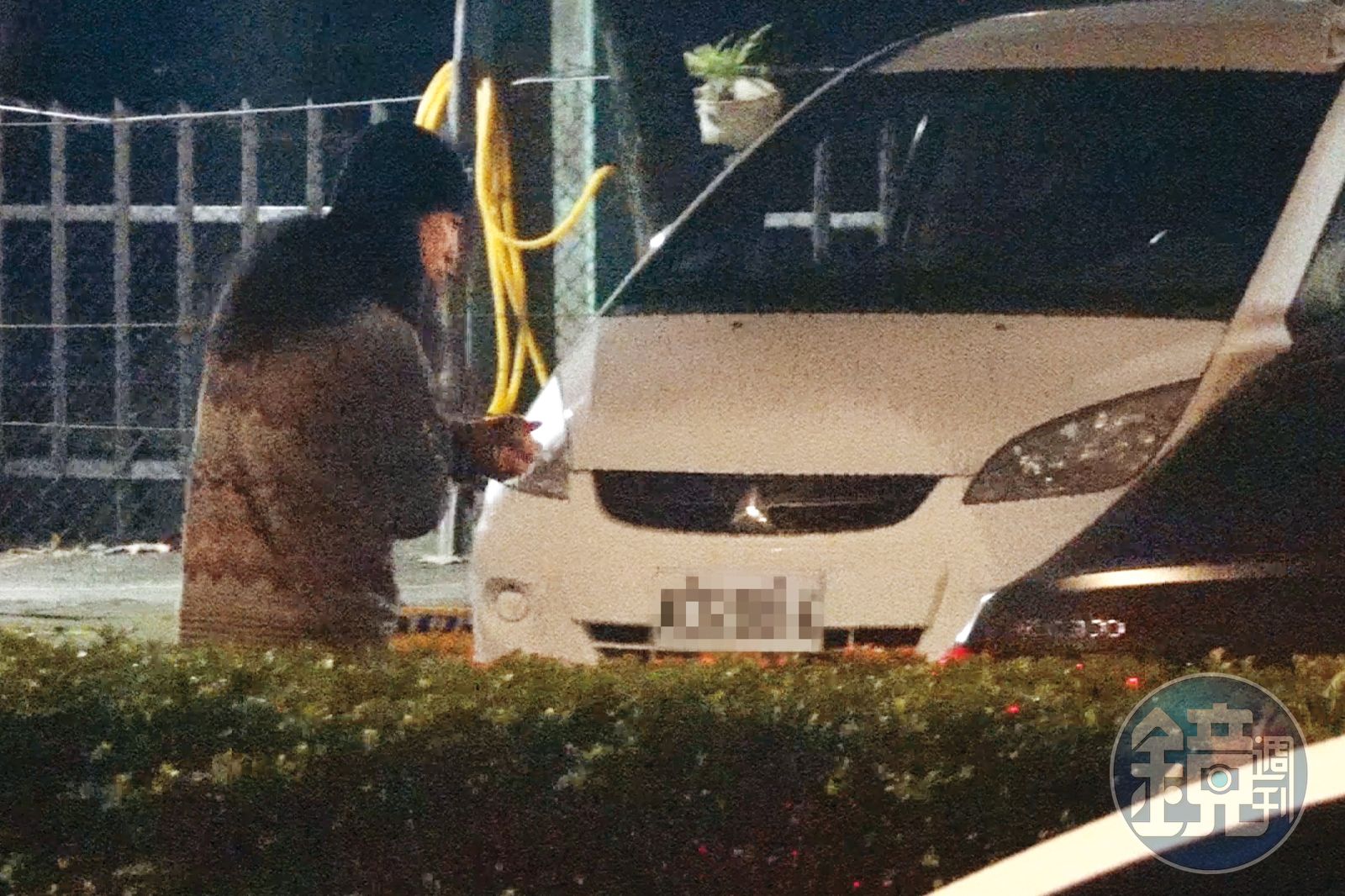 23：22，最後聯袂走向停車場，王瞳上車，兩人看起來都有些依依不捨。（圖／鏡週刊）