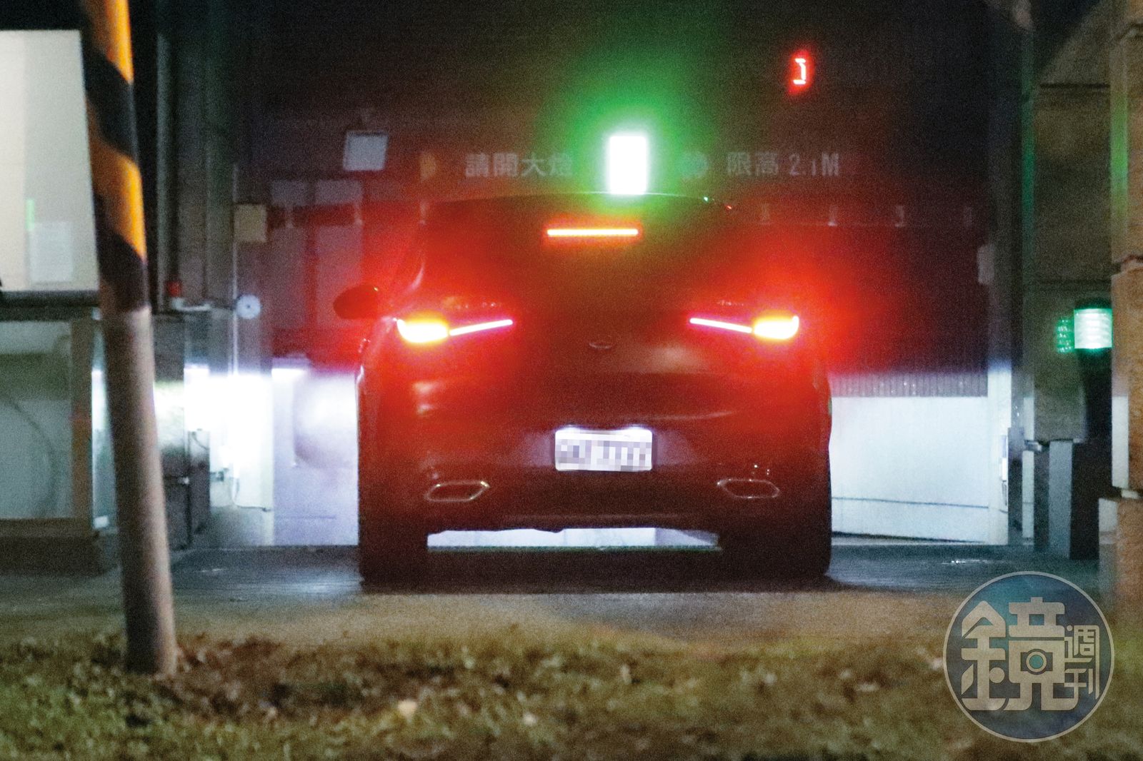 23：49，隨後王瞳獨自駕車，一路駛回台北內湖家。（圖／鏡週刊）