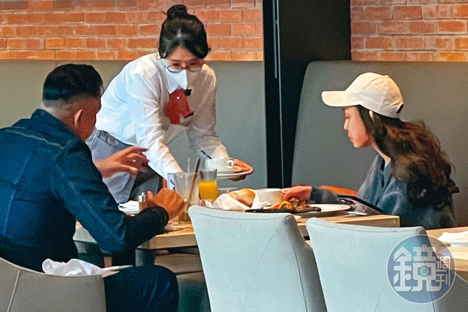 【獨家】【星夫妻風波多】被傳離婚斥荒謬 黑人范范耶誕約會吃午餐