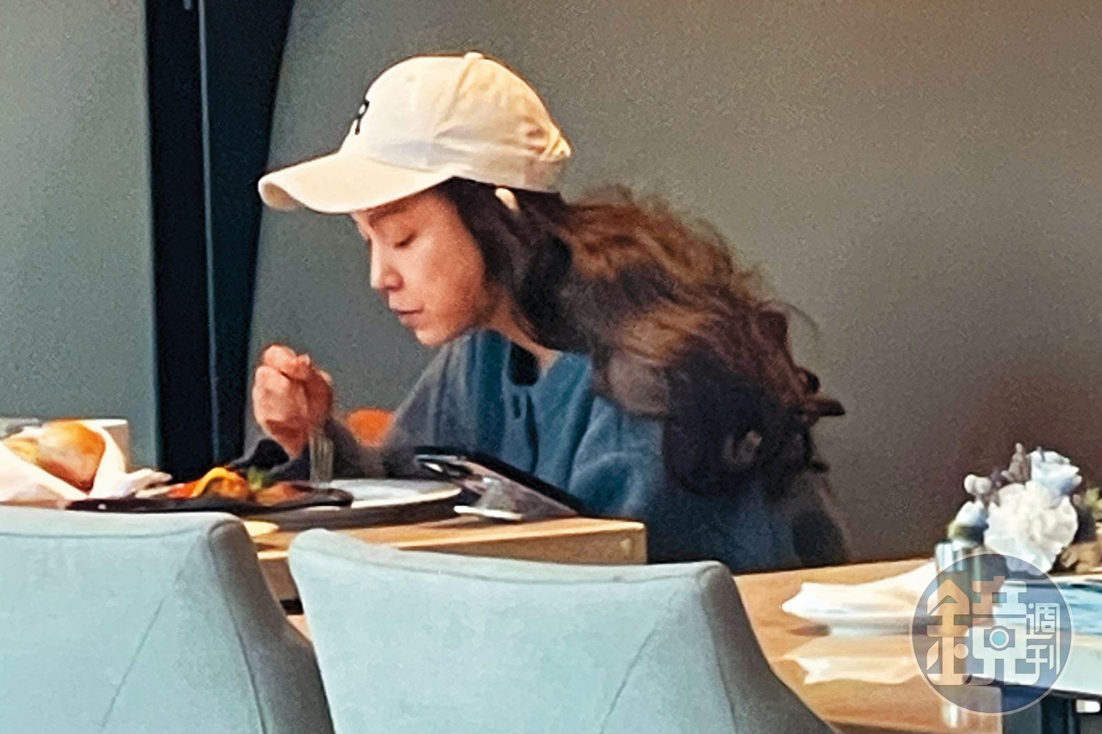 14:10 黑人與范范享用中餐,兩人如同老夫老妻般,各自用餐。