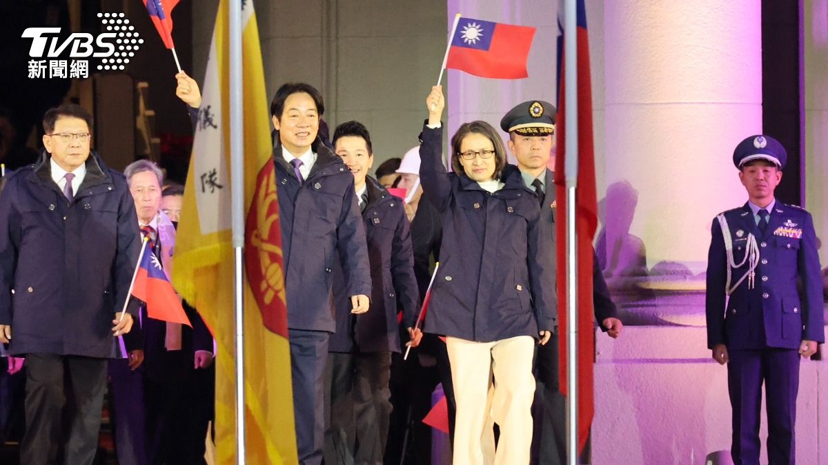 就任後首出席元旦升旗!賴清德、蕭美琴揮舞國旗迎新年