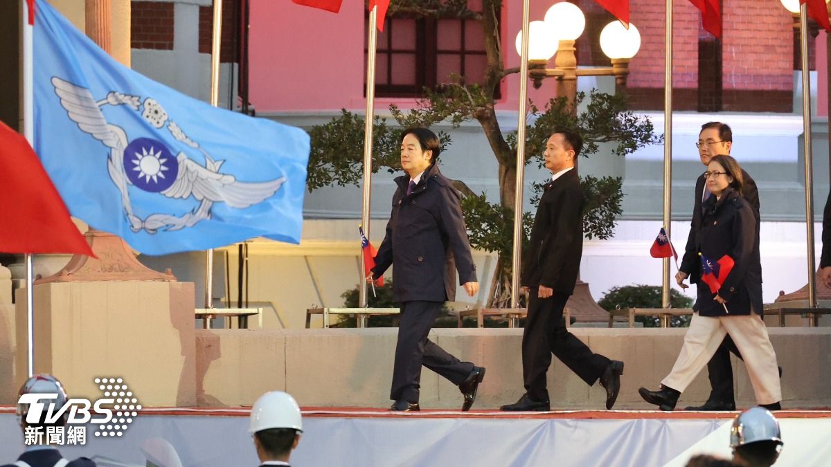 賴清德首次元旦升旗穿「它」亮相 唱國歌、與韓國瑜握手互動佳