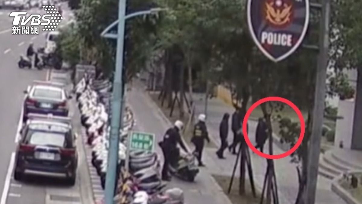 蘿拉涉毒被警方帶回偵辦。(圖/TVBS)