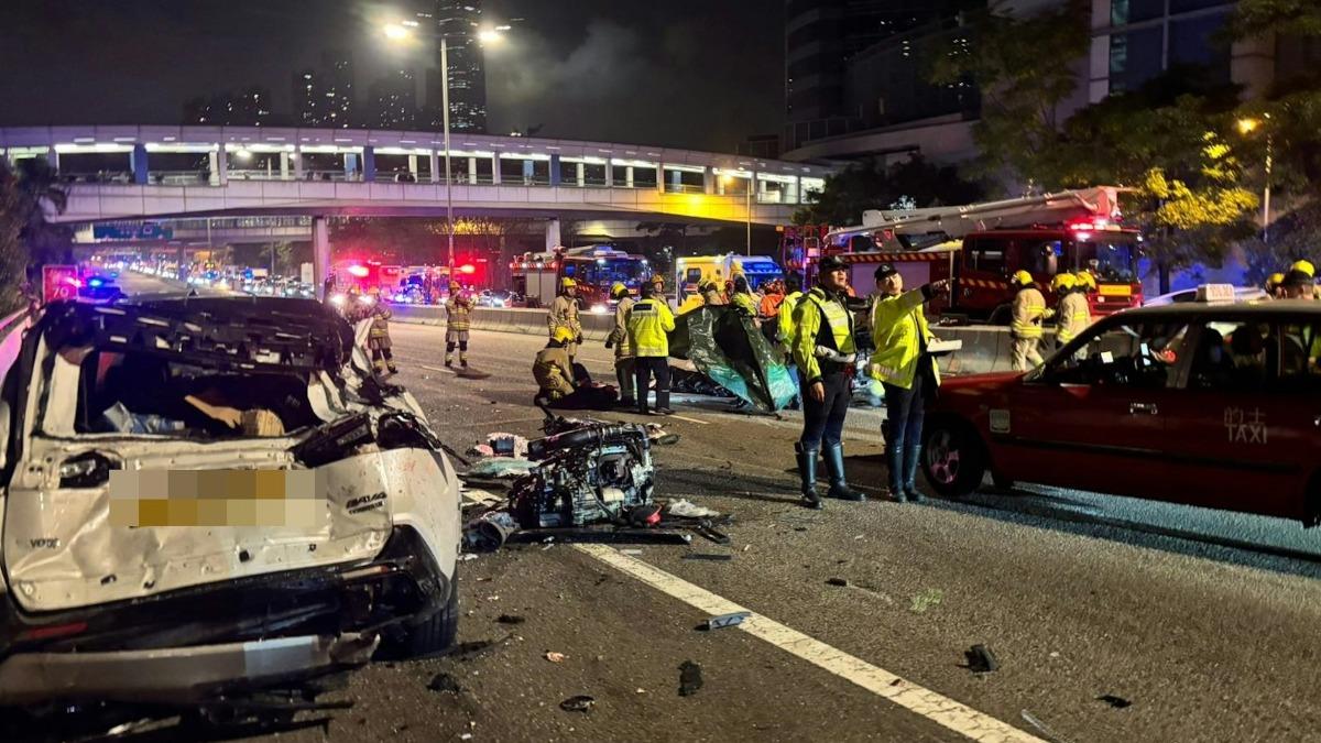 警方及救護車接報到場,初步涉及4輛私家車及2輛計程車,其中一名男子當場證實死亡。(圖/香港01)